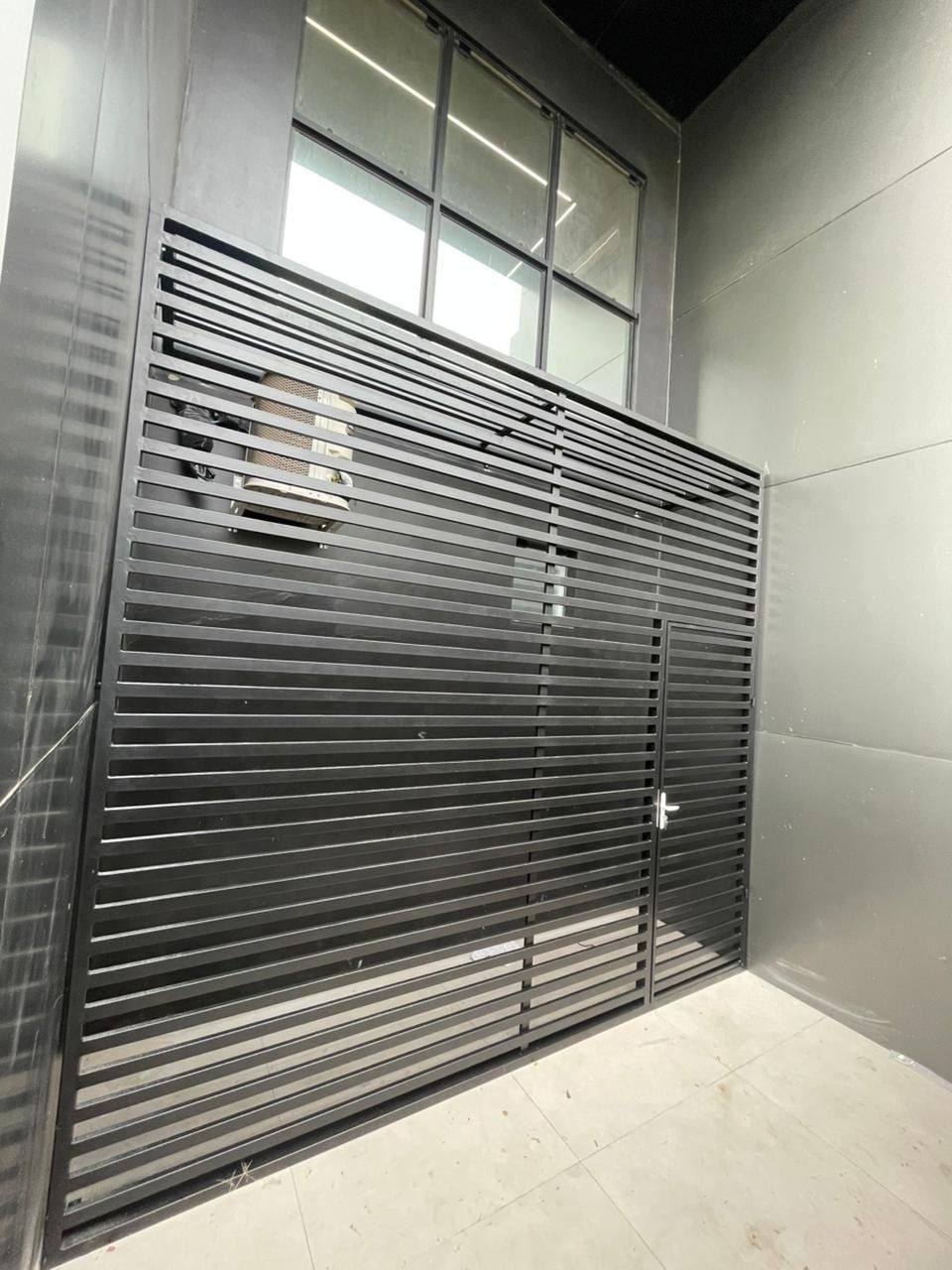 Brise metálico com porta