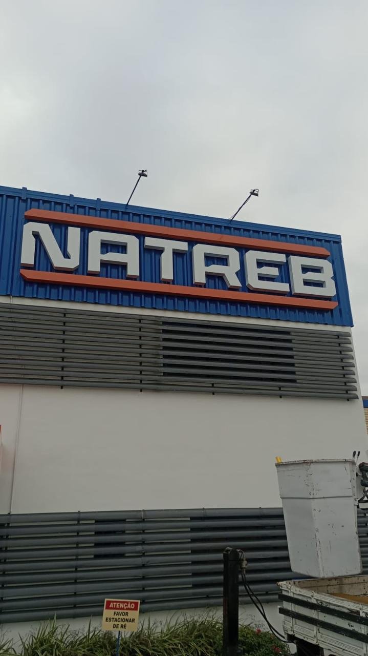 Letreiro Natree aplicado em fachada