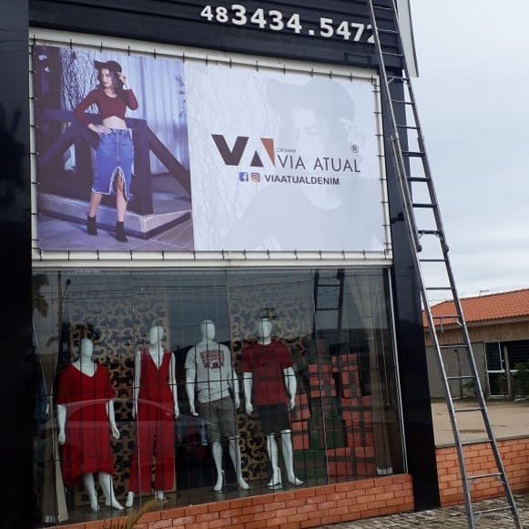 Fachada de loja com comunicação em lona