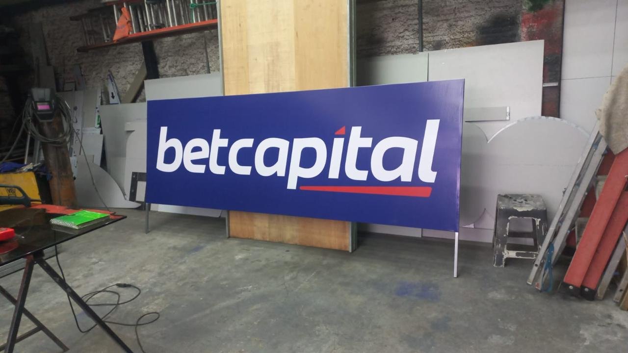 Placa em lona Betcapital