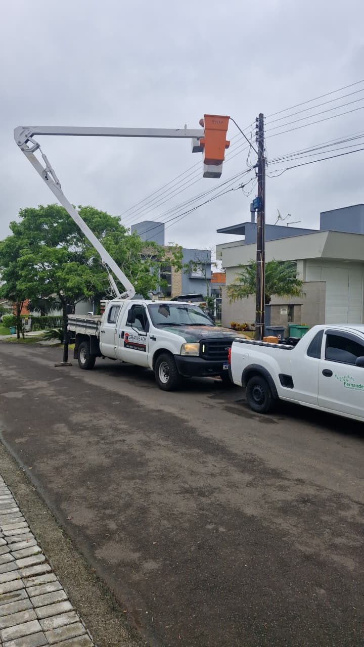 Caminhão munck em trabalho de altura