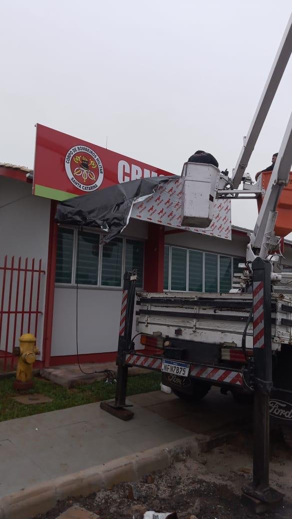 Caminhão munck em serviço de instalação